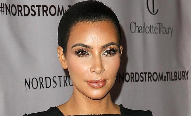 Takut Keriput, Kim Kardashian Kurangi Senyum