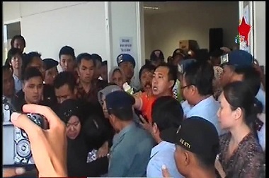 Belasan Keluarga Korban Penumpang AirAsia Pingsan