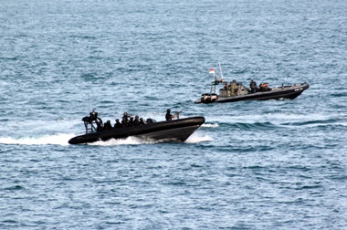 Cari Korban, Penyelam Basarnas dan TNI AL Menunggu Cuaca Baik