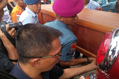 Setelah Mendarat, Jenazah Penumpang AirAsia Dibawa ke RS Bhayangkara  