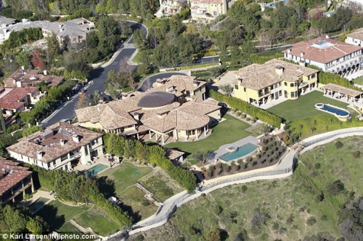 Kim Kardhasian dan Kanye West Beli Rumah Tetangga Rp36 Miliar 