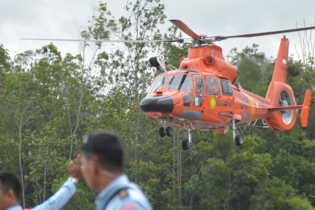 Helikopter Dolphin milik Basarnas mendarat di lapangan udara Pangkalan Bun, Kalimantan Tengah. (foto: Antara/Eric Ireng)