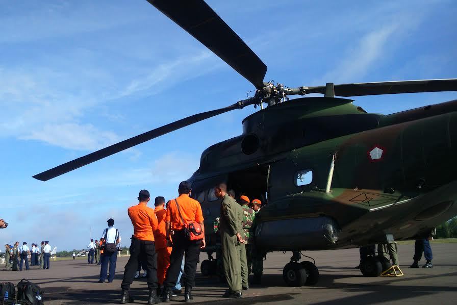 Helikopter Bell di Pangkalan Bun, Kalimantan Tengah. (foto: Metrotvnews.com/Dheri Agriesta)