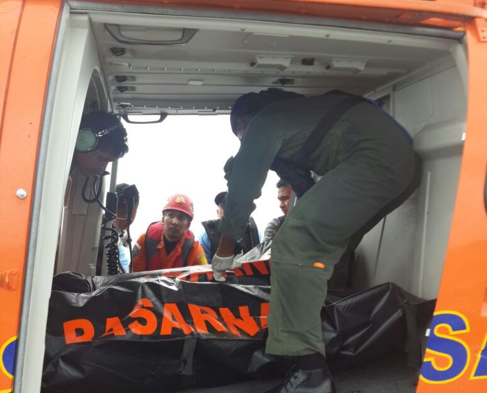 Evakuasi jenazah penumpang AirAsia QZ8501 dari KRI Bung Tomo/Kolonel Yayan.