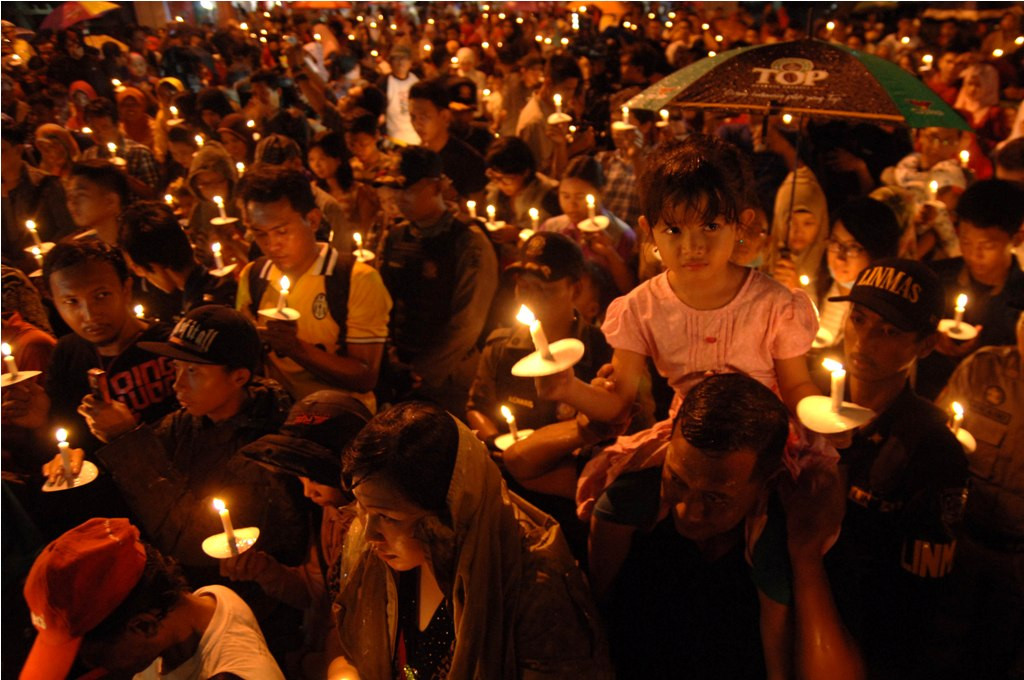 Lilin untuk korban AirAsia QZ8501--Antara/M Risyal Hidayat