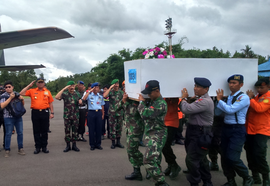 Evakuasi jenazah penumpang AirAsia QZ8501 di Pangkalan Bun/Metrotvnews.com/Dheri Agriesta.