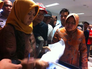 Risma Berupaya Penuhi Keinginan Keluarga Lihat Jenazah 