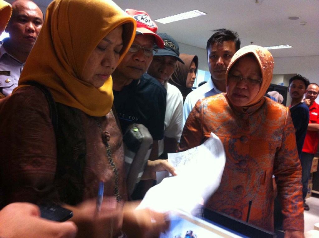  Wali Kota Surabaya, Tri Rismaharini melakukan pengecekan data satu persatu penumpang pesawat Airasia QZ 8501, Senin (29/12/2014)--MI/Faishol Taselan
