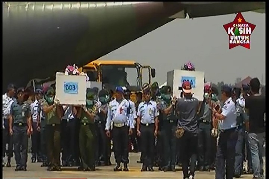 Empat jenazah penumpang AirAsia tiba di Bandara Juanda, 1 Januari 2015, Metrotv