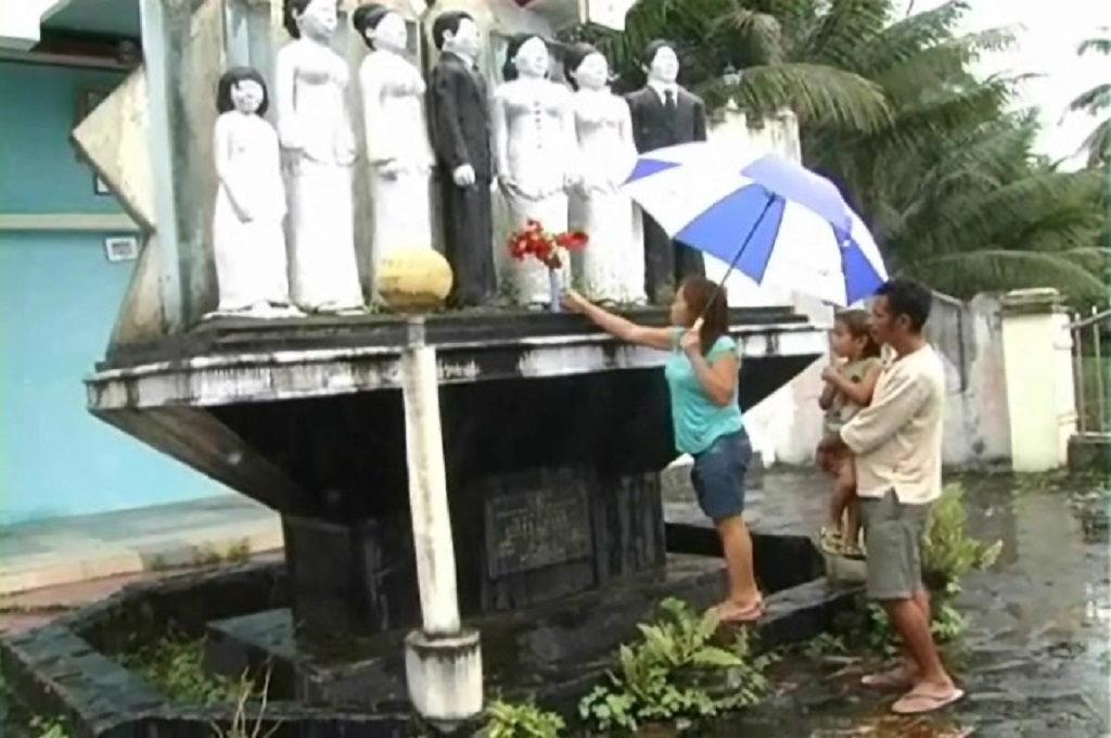 Marthen dan Gley berziarah ke monumen putrinya, Vira, yang menjadi korban kecelakaan Adam Air pada 2007, Metrotv/ Amanda Komaling