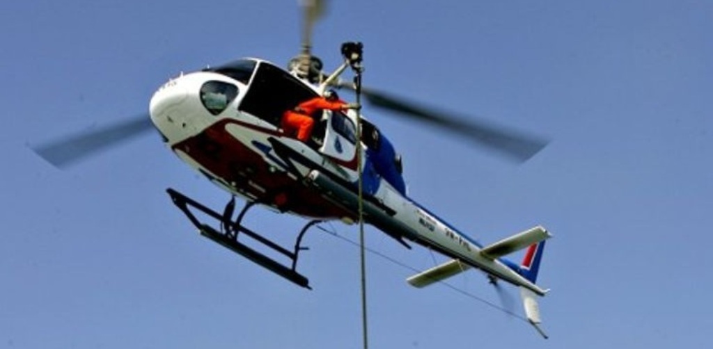 Helikopter Malaysia yang menyalurkan bantuan (Foto: AFP)