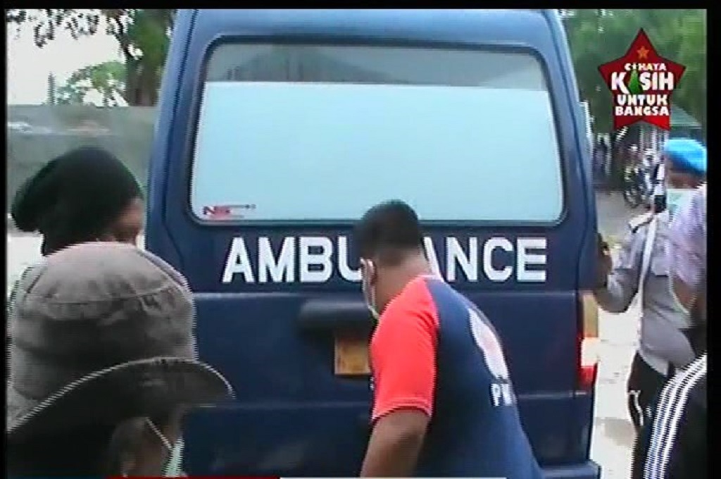Mobil ambulans mengangkut jenazah ketujuh penumpang AirAsia ke RS Imanuddin Pangkalan Bun, 1 Januari 2015, Metrotv