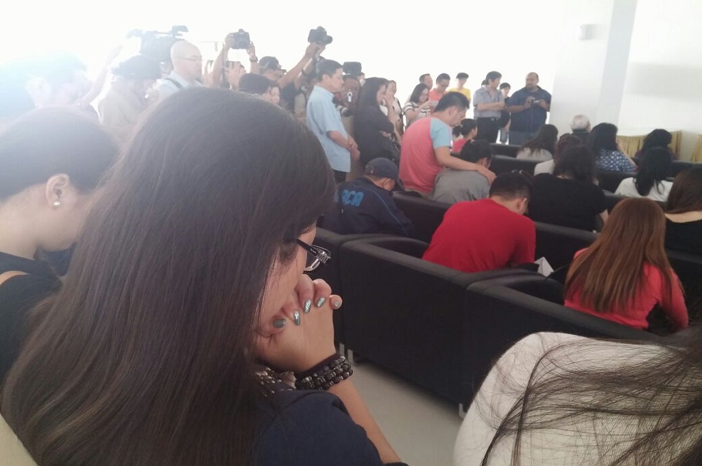 Keluarga mengikuti kebaktian untuk mendoakan penumpang AirAsia, Metrotvnews.com/ Afwan Abdul Basit