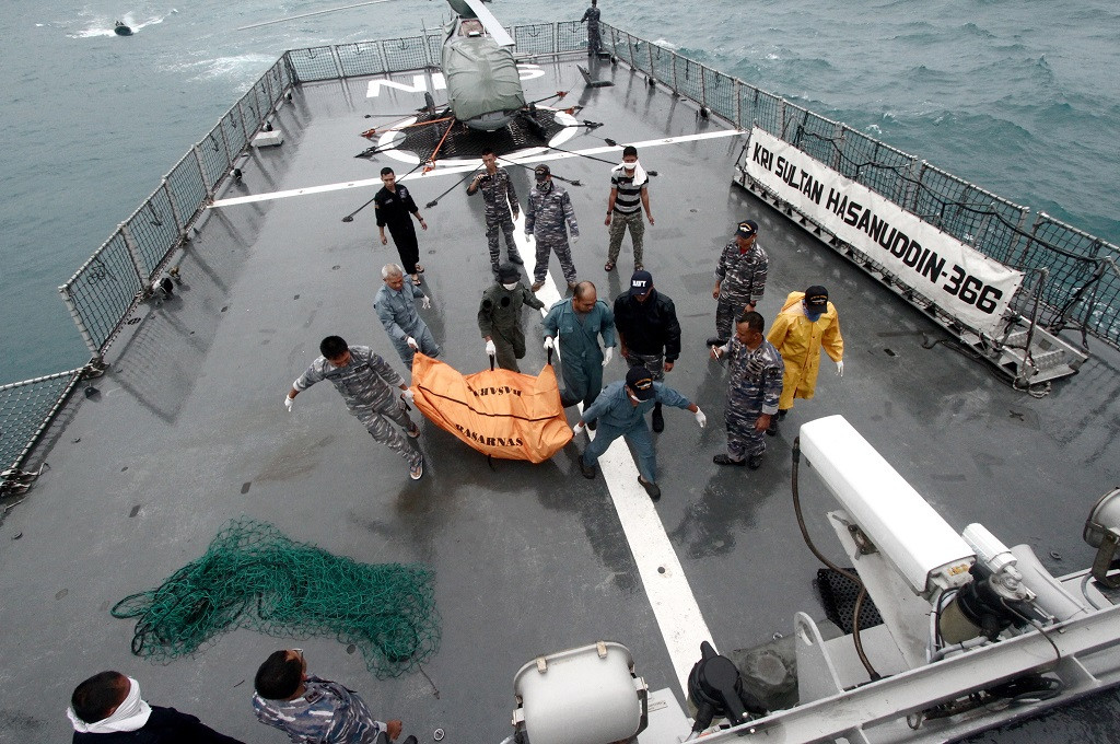Evakuasi jenazah penumpang AirAsia QZ8501 yang dilakukan KRI Sultan Hasanuddin-366, Ant/ Joko Sulistyo