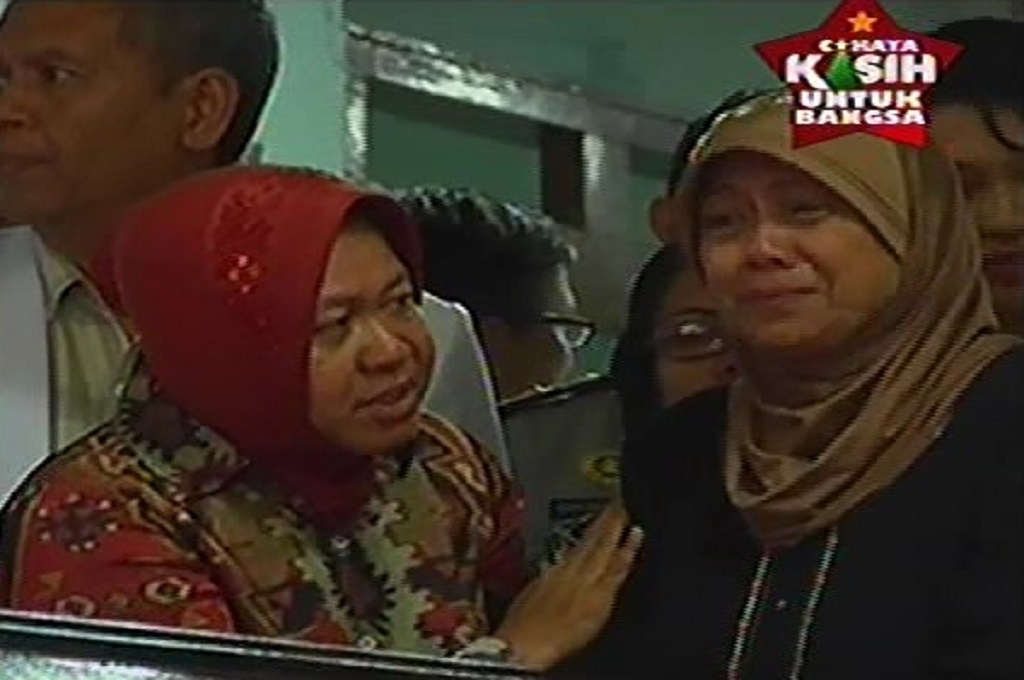 Wali Kota Surabaya Tri Rismaharini berusaha menguatkan keluarga Hayati Lutfiah, Metrotv