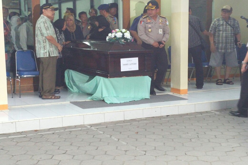 Upacara serah terima peti jenazah Hayati Lutfiah, jenazah penumpang AirAsia QZ8501 yang pertama diidentifikasi, Metrotvnews.com/ Afwan Abdul Basit