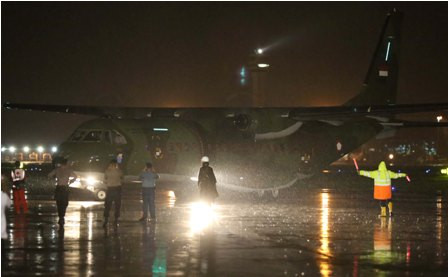 Dalam Malam, Tim SAR Gabungan Tetap Menanti Jenazah QZ8501 di Surabaya