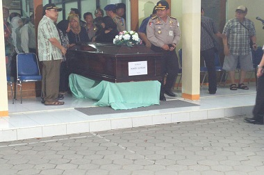 Berikut Ciri-ciri Dua Jenazah Pertama yang Dibawa ke RS Bhayangkara Polda Jatim