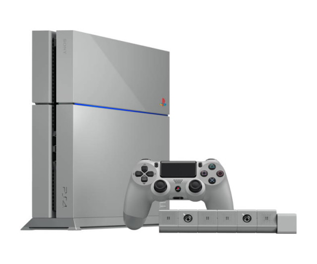 Orang Ini Berniat Menghancurkan PS4 20th Anniversary Edition dengan Palu