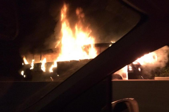 Sebuah Bus Terbakar di Cipularang