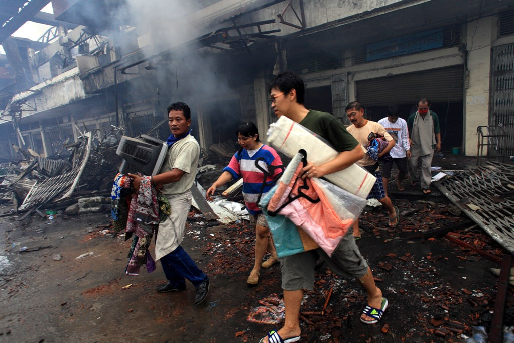 Pasar Klewer terbakar. ANTARA FOTO/Maulana Surya