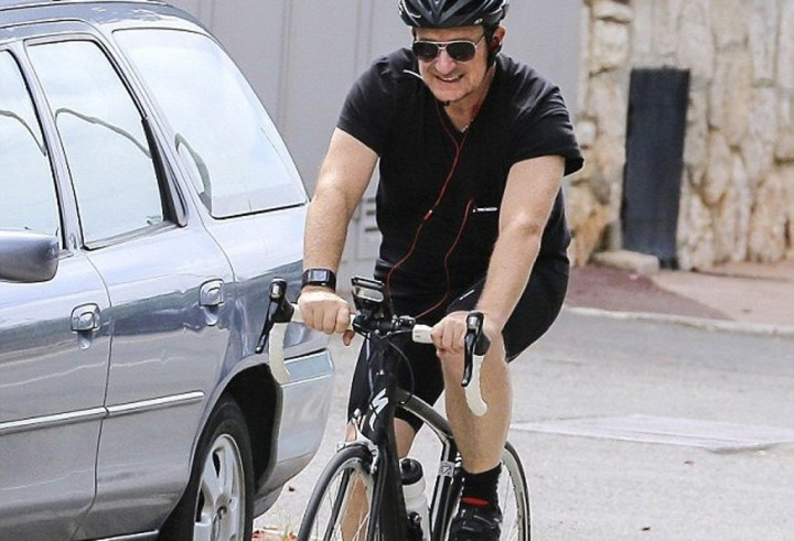 Bono 'U2' Tak Bisa Bermain Gitar Lagi?