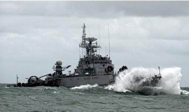 Perjuangan KN Jadayat Terjang Ombak Besar Demi Kotak Hitam AirAsia