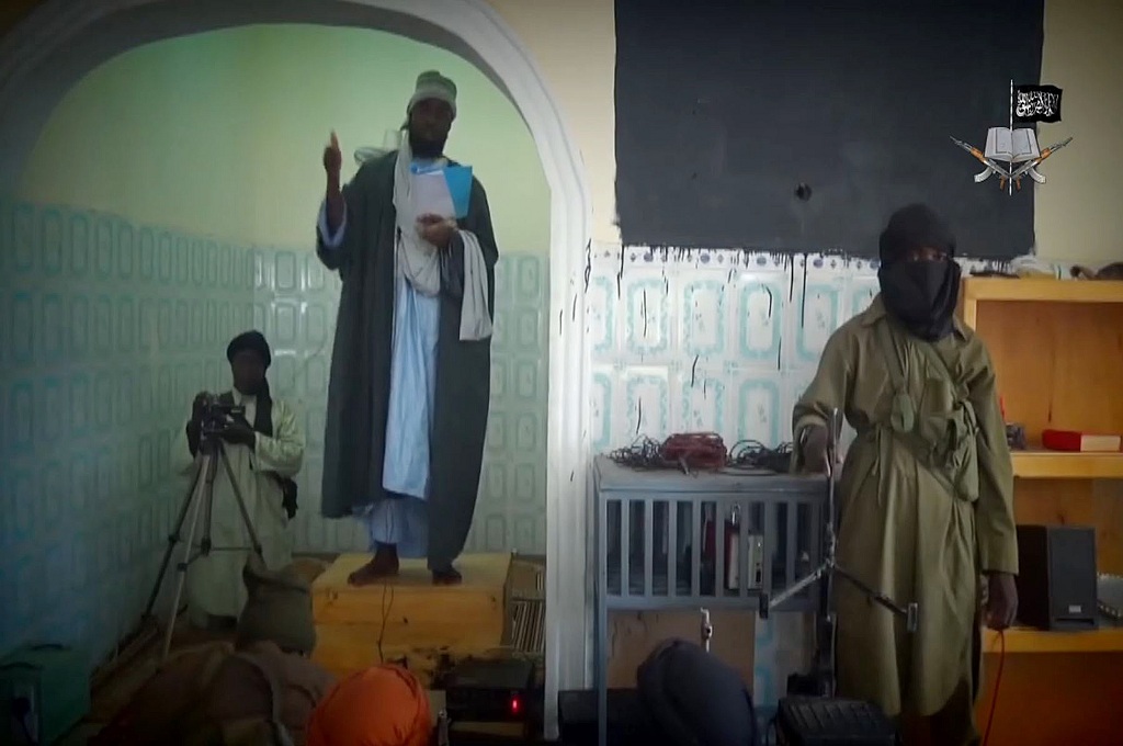 Pemimpin grup ektremis Boko Haram (tengah) terlihat sedang melakukan ceramah dalam foto yang diambil dari sebuah video - AFP / HO / BOKO HARAM