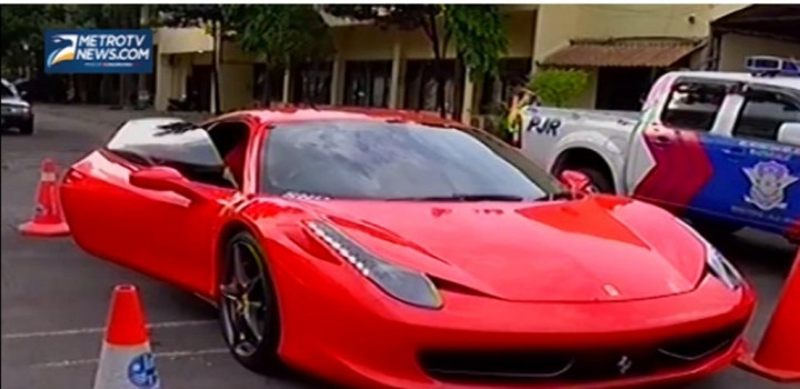 Ferarri 'Bodong' Ditangkap saat Kebut-kebutan di Tol Waru