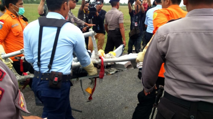 Helikopter Seahawk Temukan Beberapa Bagian Pesawat AirAsia QZ8501