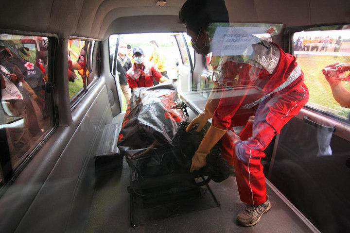 Di tengah Hujan, 3 Jenazah Kembali Diterbangkan ke Surabaya