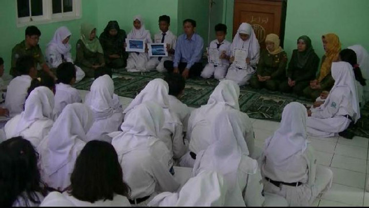 Sekolah Oscar Desano, Pramugara AirAsia QZ8501 Gelar Doa Bersama