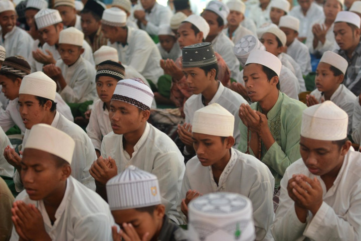 Ratusan Siswa Gelar Salat Gaib untuk Doakan Korban AirAsia