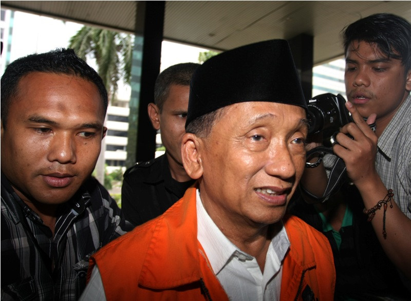 Ketua DPRD Bangkalan Fuad Amin berjalan untuk menjalani pemeriksaan di Gedung KPK, Jakarta, Jumat (19/12). Antara/Reno Esnir