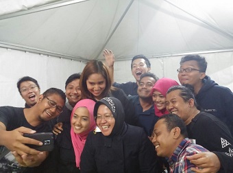 Kesibukan Risma Ditemani Sepatu Sport selama Evakuasi AirAsia