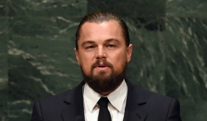 Leonardo DiCaprio Beli Bikini Ditemani Wanita Misterius
