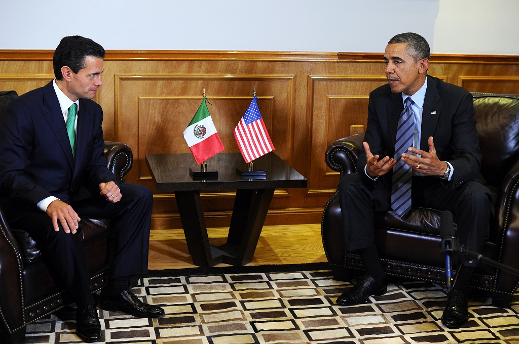 Presiden Barack Obama (kanan) berdialog dengan Presiden Meksiko Enrique Pena Nieto di Toluca - AFP / JEWEL SAMAD