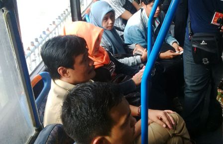 Walah! Blusukan Naik TransJakarta, Djarot tak Dikenali Warga