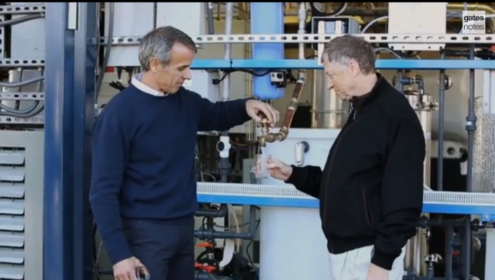 Bill Gates Minum Air dari Kotoran Manusia untuk Promosikan Teknologi Baru 