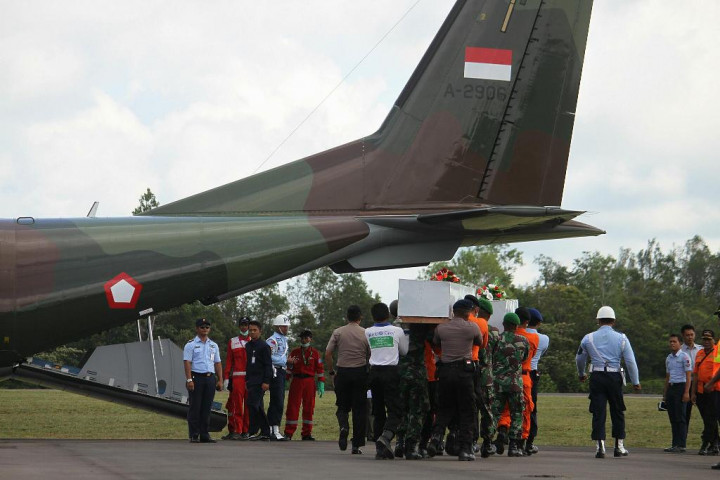 Dua Jenazah Korban AirAsia Diterbangkan ke Surabaya