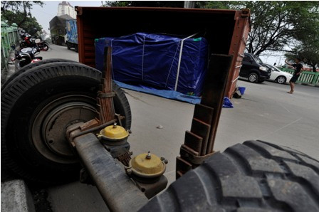 Jalan Berlubang Mengakibatkan Truk Terguling di Lampung
