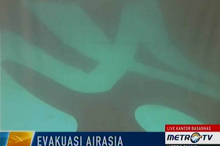 Ekor Pesawat AirAsia QZ8501 Ditemukan (Foto)