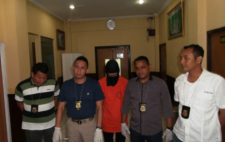 Saat Ditangkap, Fariz RM Ditemani Seorang Pria