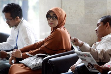 ​Delapan Jam Diperiksa, Istri Muda Fuad Amin Bungkam