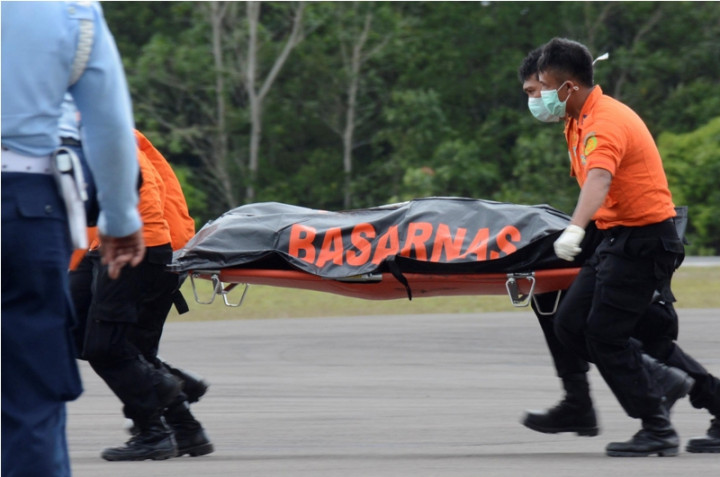 Basarnas: Evakuasi Korban AirAsia Masih Prioritas