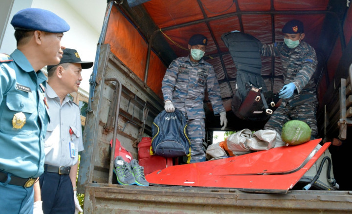 KN Altair Angkut Serpihan Diduga Bagasi Kabin AirAsia