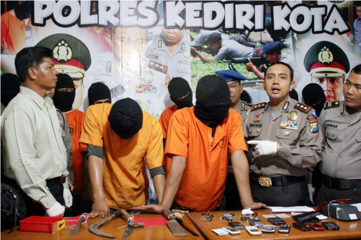 Dibacok Bandit di Kota, Wanita Ini Ambruk di Manggarai