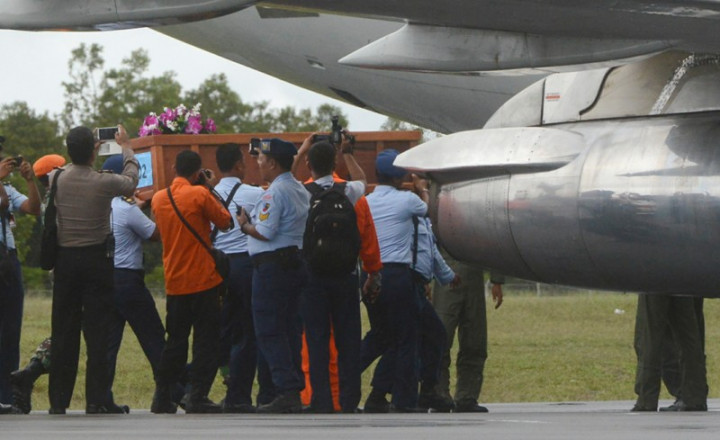 Tim Kirim Dua Jenazah Korban AirAsia ke Surabaya