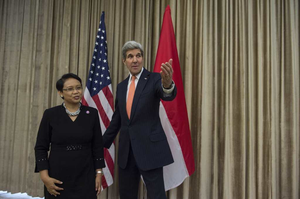 Menlu Retno Marsudi dan Menlu AS John Kerry (Foto: AFP)