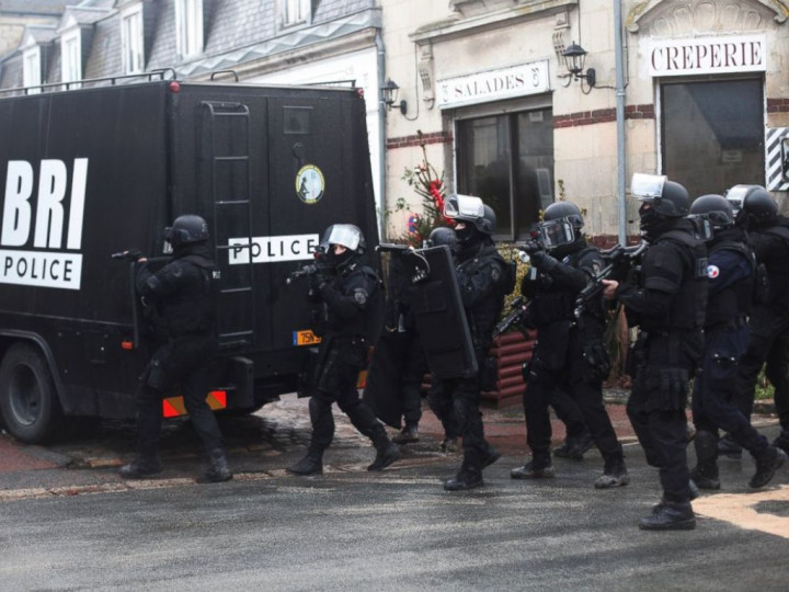 Polisi Prancis Keluar Masuk Desa Cari Pelaku Serangan Charlie Hebdo